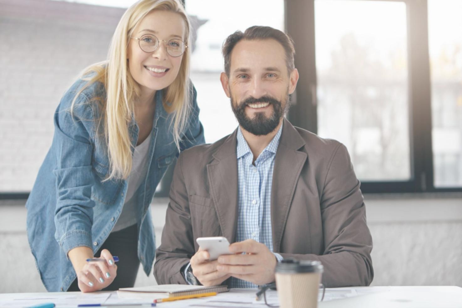 Equipo empresarial aplicando metodologías financieras