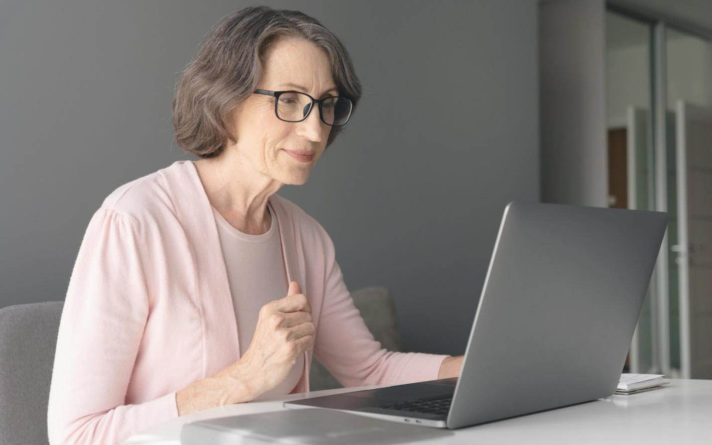 Profesionales trabajando en análisis financiero con documentos y gráficos sobre una mesa